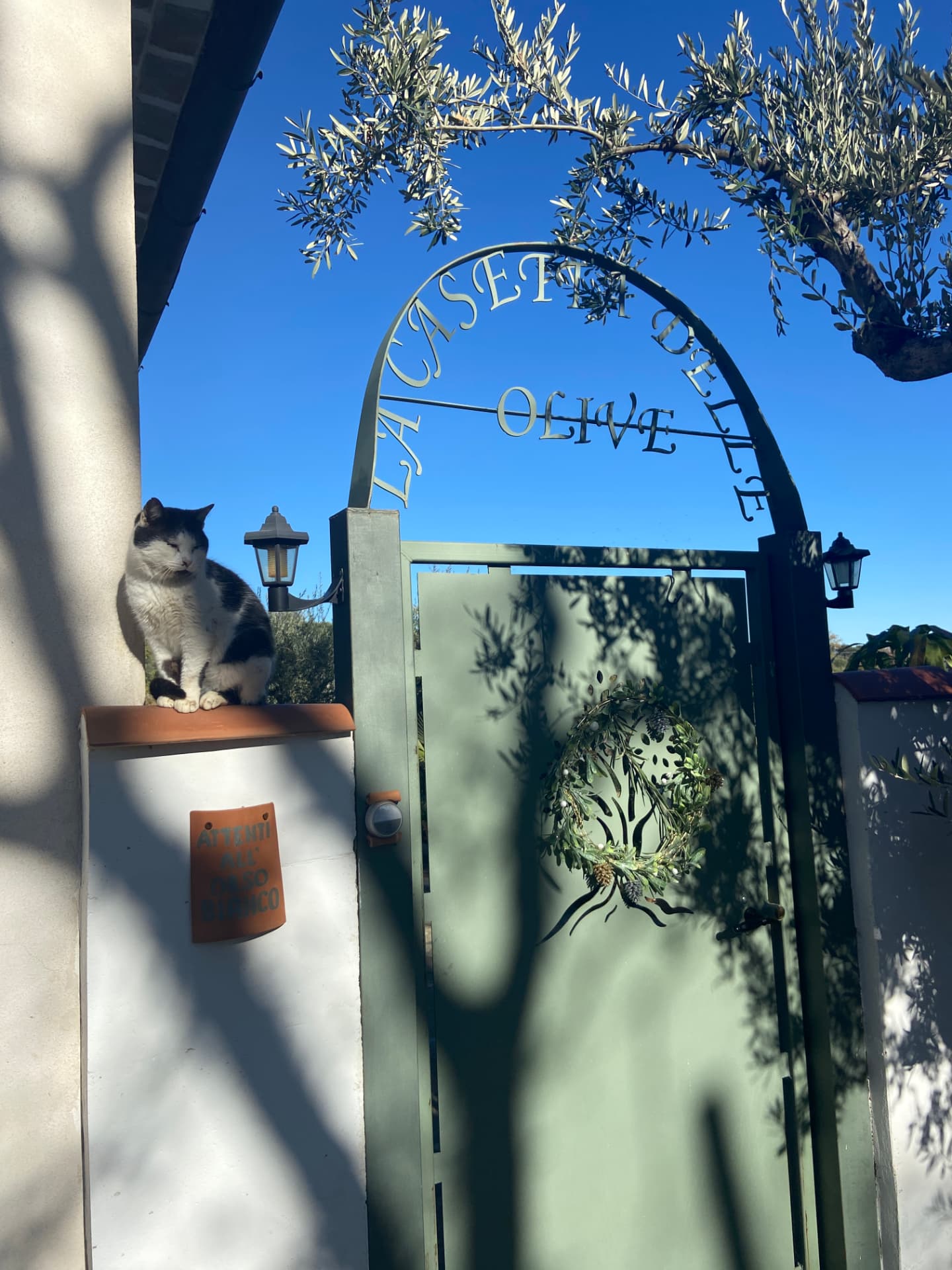 Cancello d’ingresso con la scritta La Casetta delle Olive