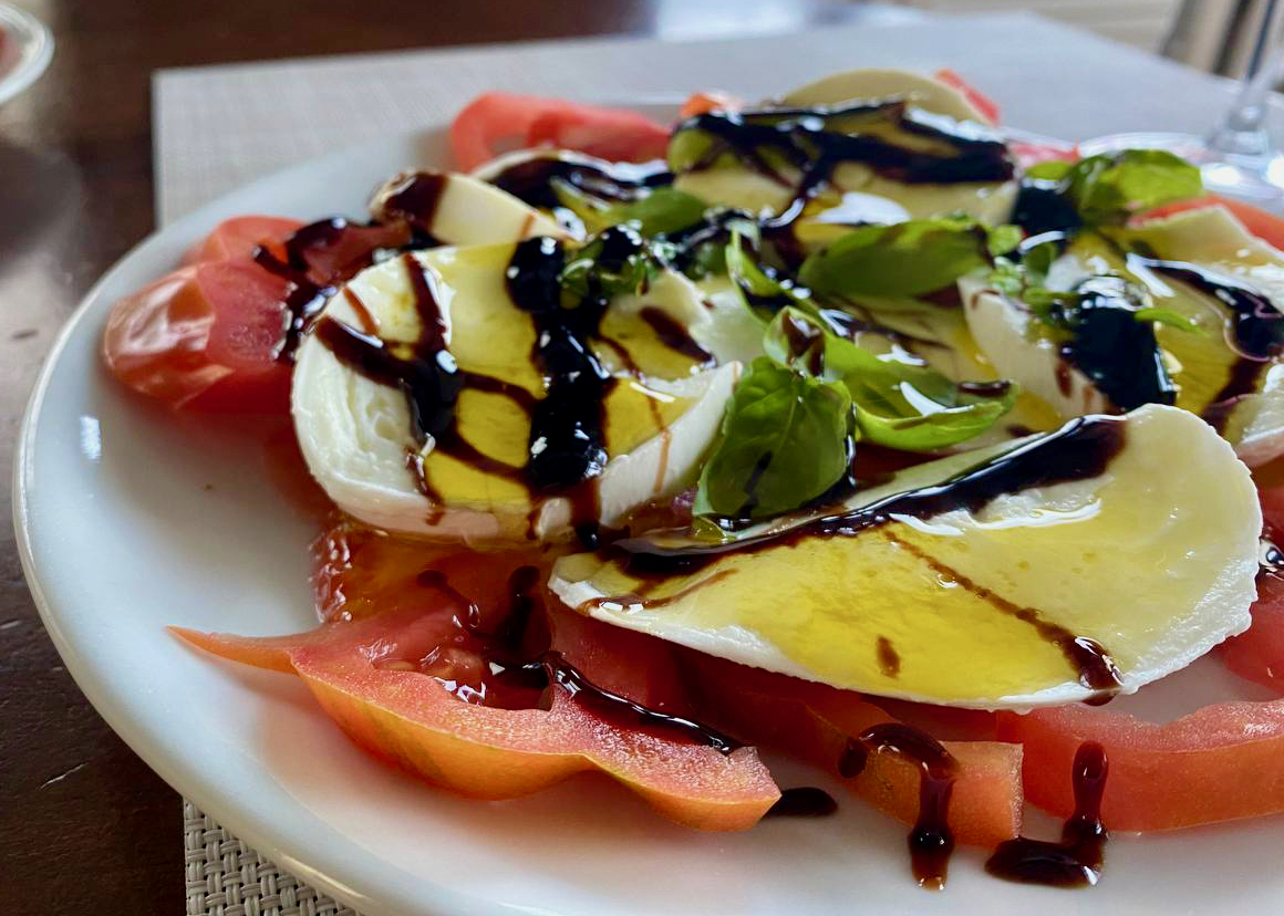 Pomodori, mozzarella e basilico con olio d’oliva e aceto balsamico